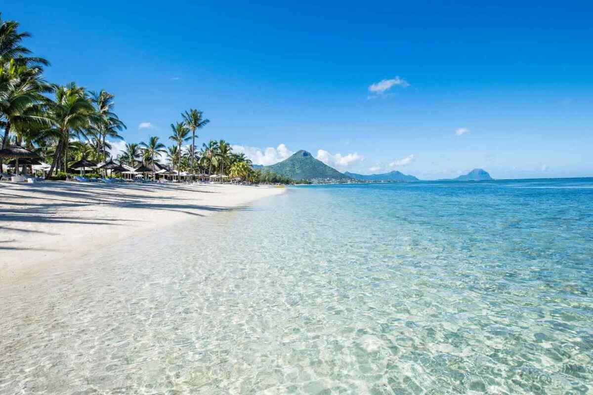 Het witte zandstrand recht voor de deur