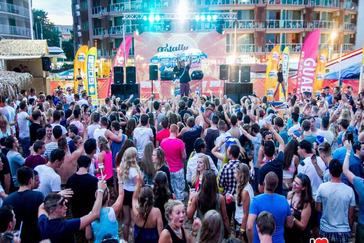 Jongeren aan het feesten bij Totally Summer