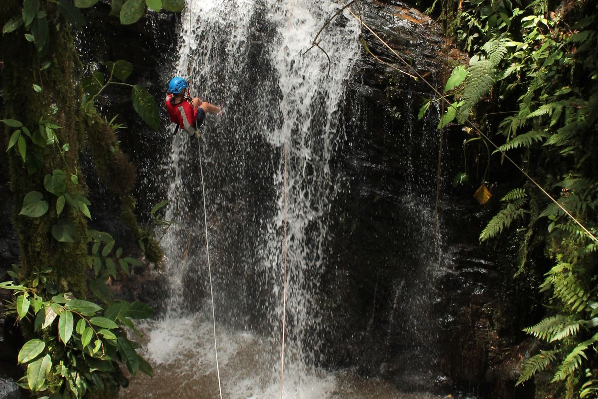 Abseilen van de waterval