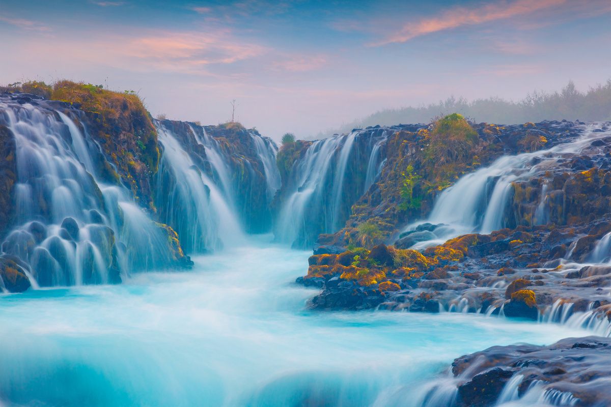 De Bruarfoss waterval tijdens een zomerse zonsondergang