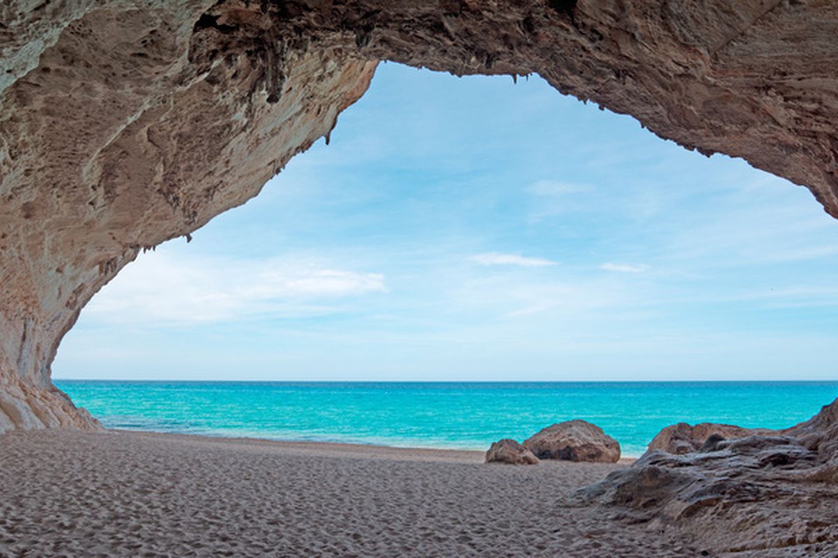 Zicht vanuit de grotten van Cala Luna