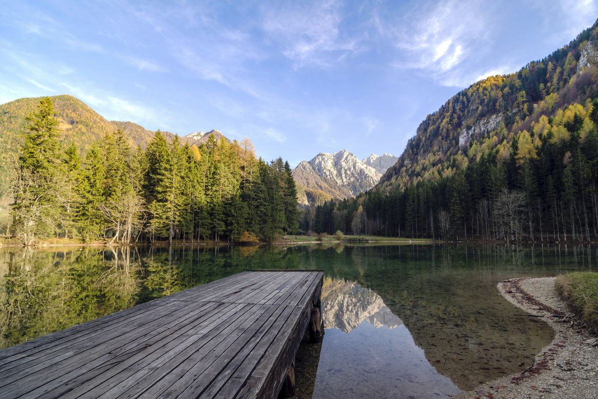 Rust aan een van de meren in Sloveni