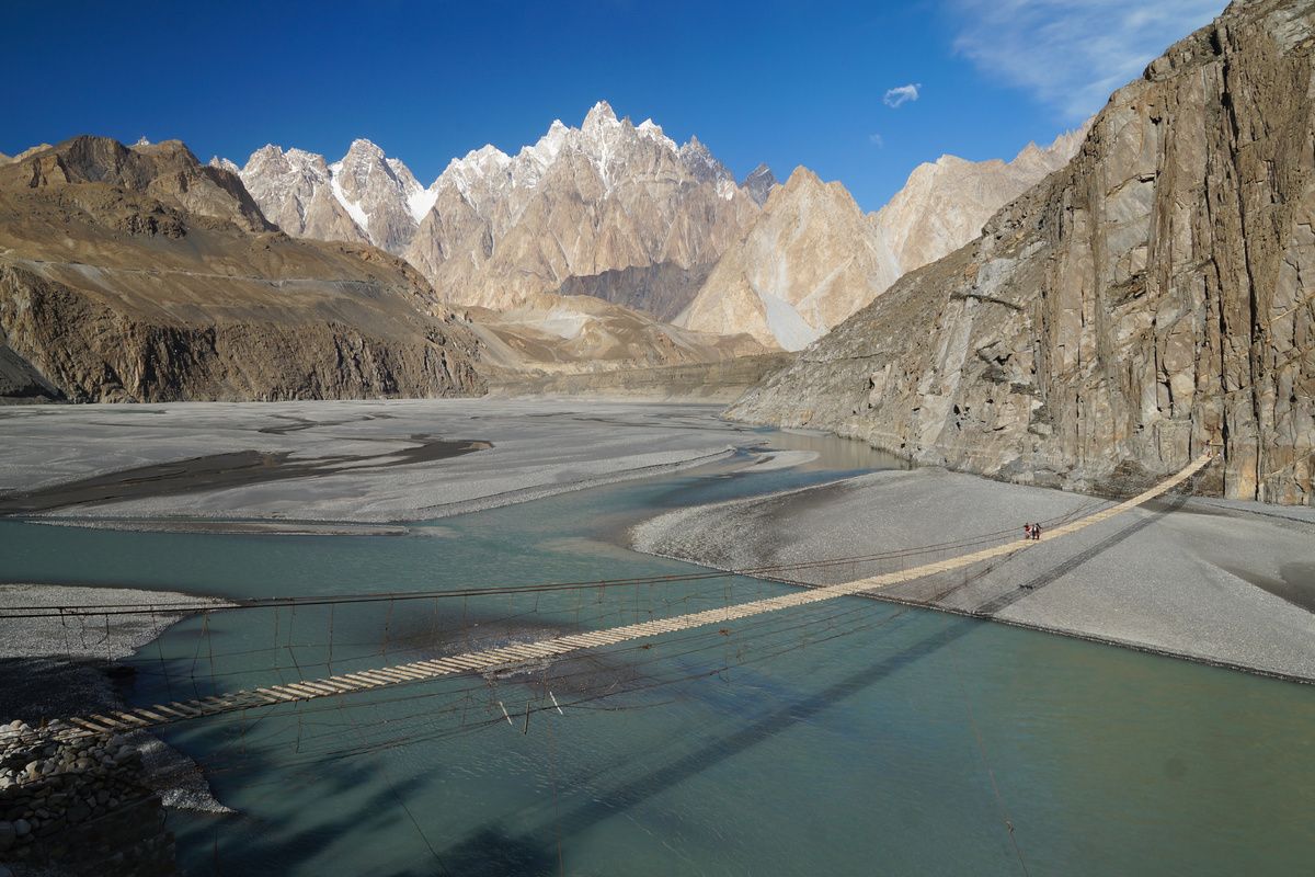 De Husseini Hangbrug boven het Borit meer