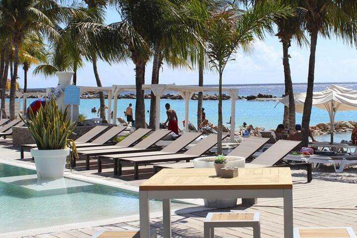 Zwembad aan het strand