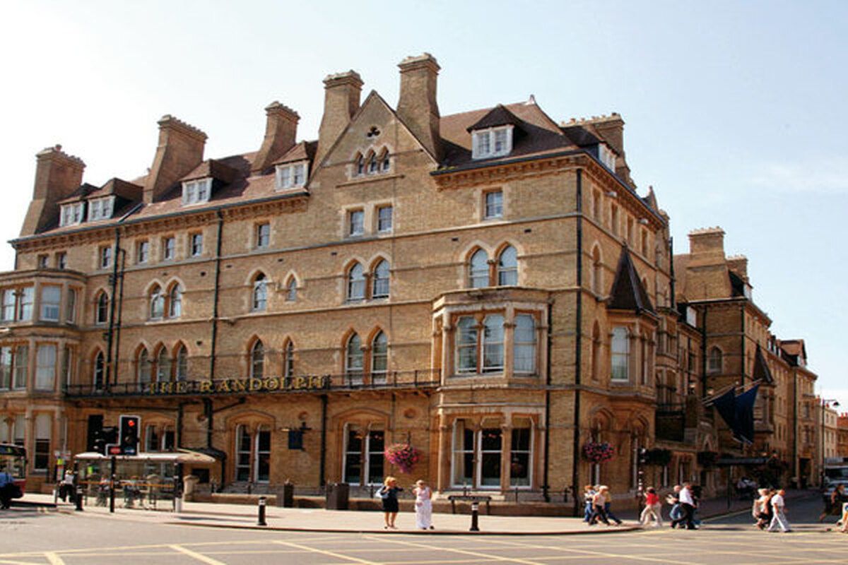 Het vooraanzicht van Macdonald Randolph Hotel