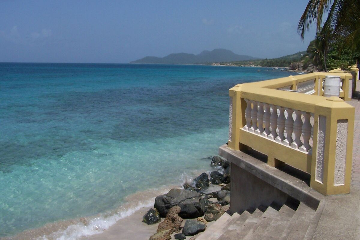 Helderblauwe water bij Vieques