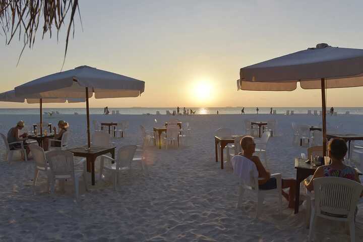 Thulhagiri Island Resort bar