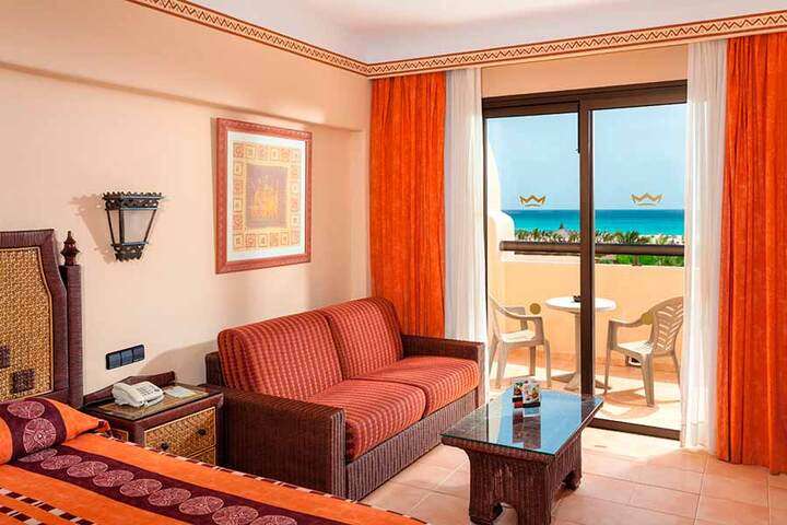 Zitgedeelte en balkon van 'Tweepersoonskamer type C3'