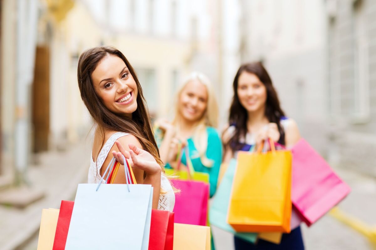 Blij en tevreden na een dag shoppen