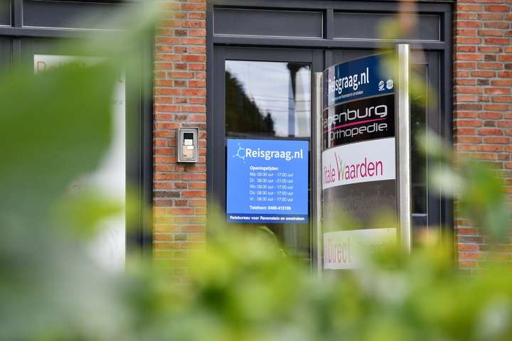 De openingstijden van het reisbureau
