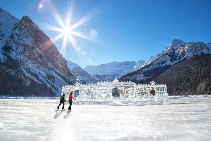 Schaatsers op Lake Louise