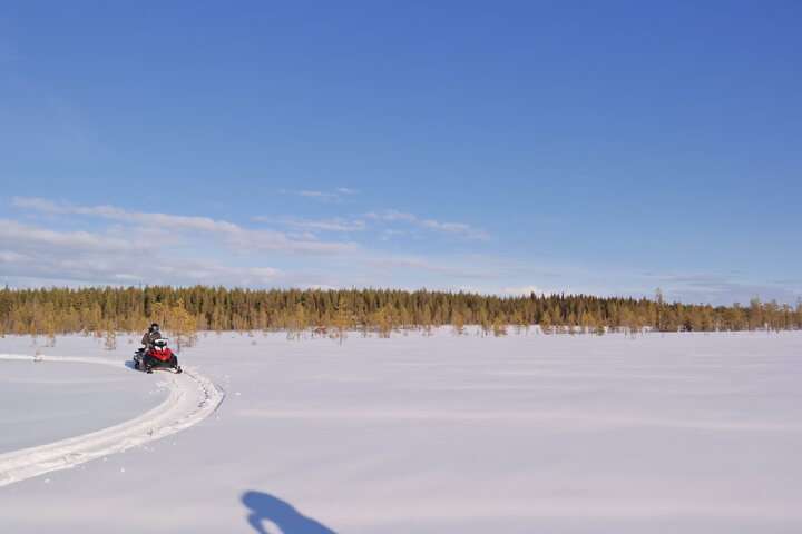 Een sneeuwscootertocht door de natuur van Zweeds Lapland