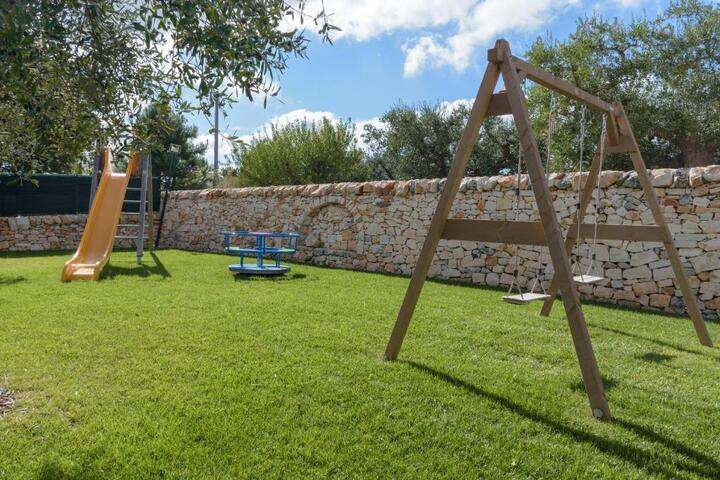 De kinderen kunnen lekker spelen in de speeltuin