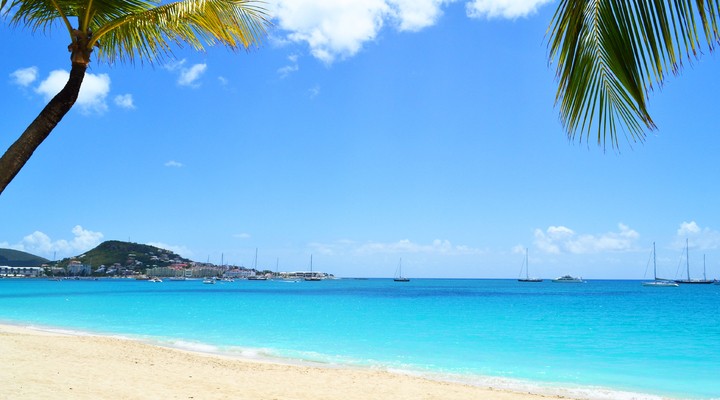 Caribisch strand Sint-Maarten