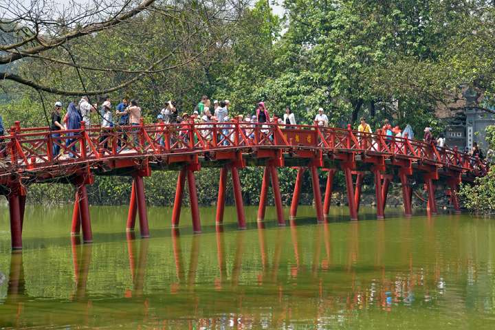 The Huc Bridge in het Hoan Kiem Lake