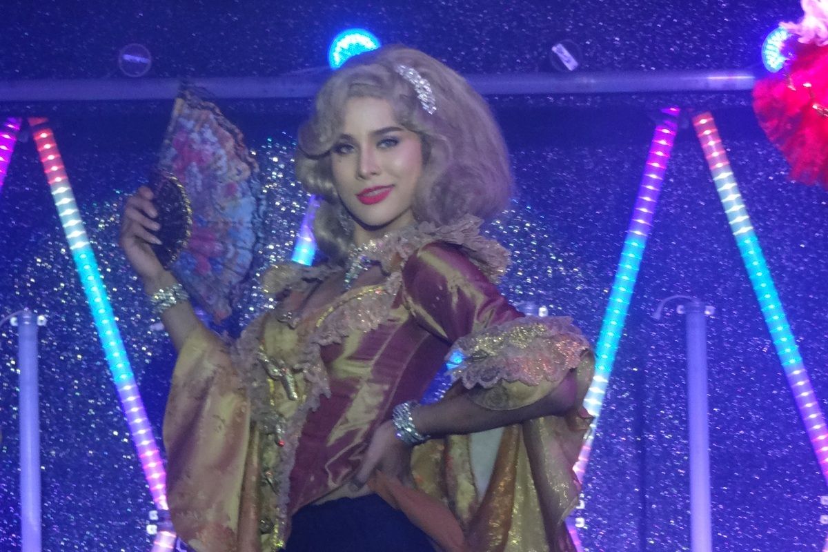 Ladyboy in cabaretshow