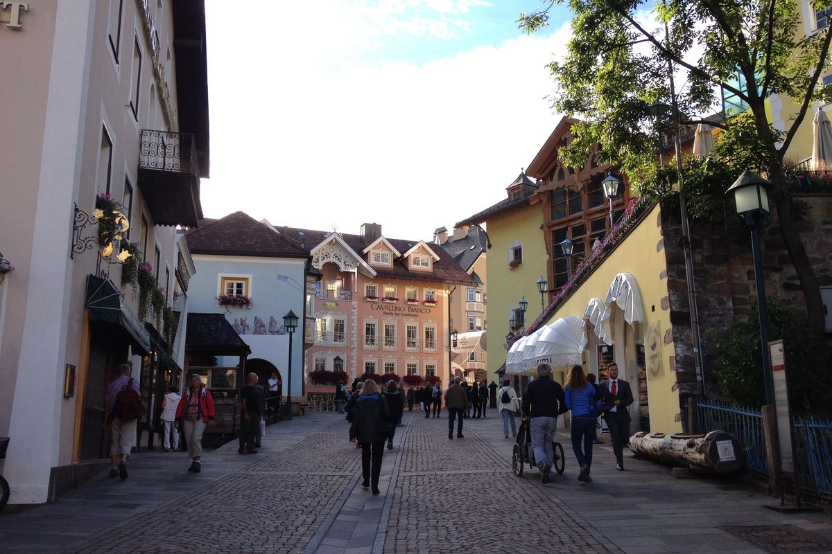 Een straat in Ortisei