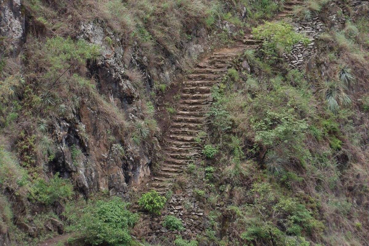 De steile trappen tijdens de trail