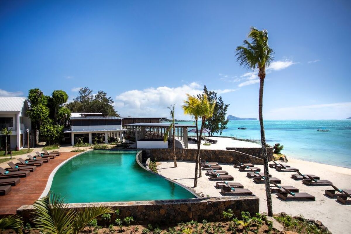 Het zwembad direct aan het strand