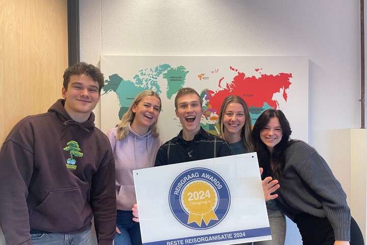 Simi Reizen-team met de award