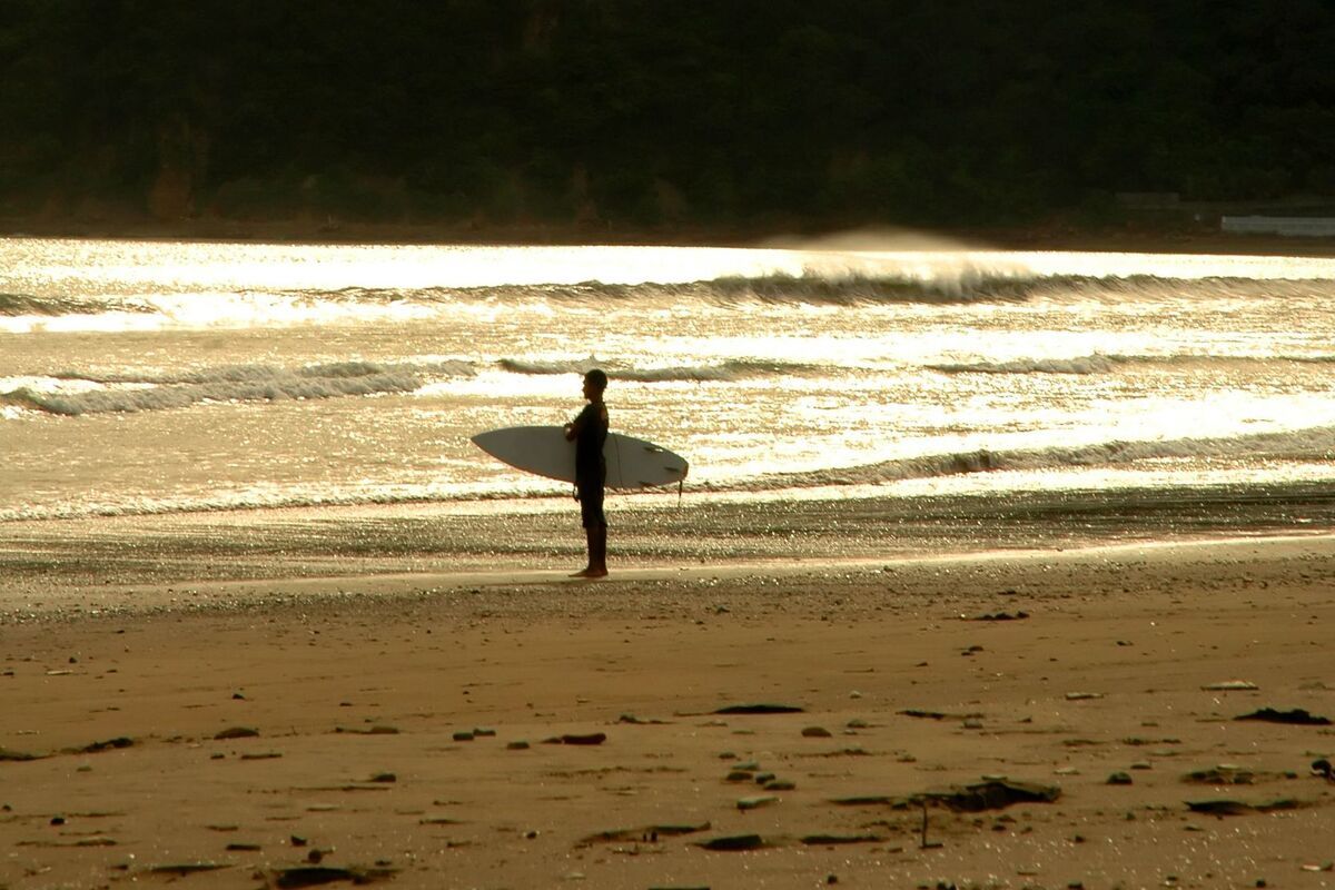 Surfer op het strand in Nicaragua