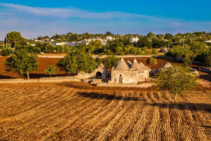 Mooi gelegen trulli in Alberobello tijdens zonsondergang