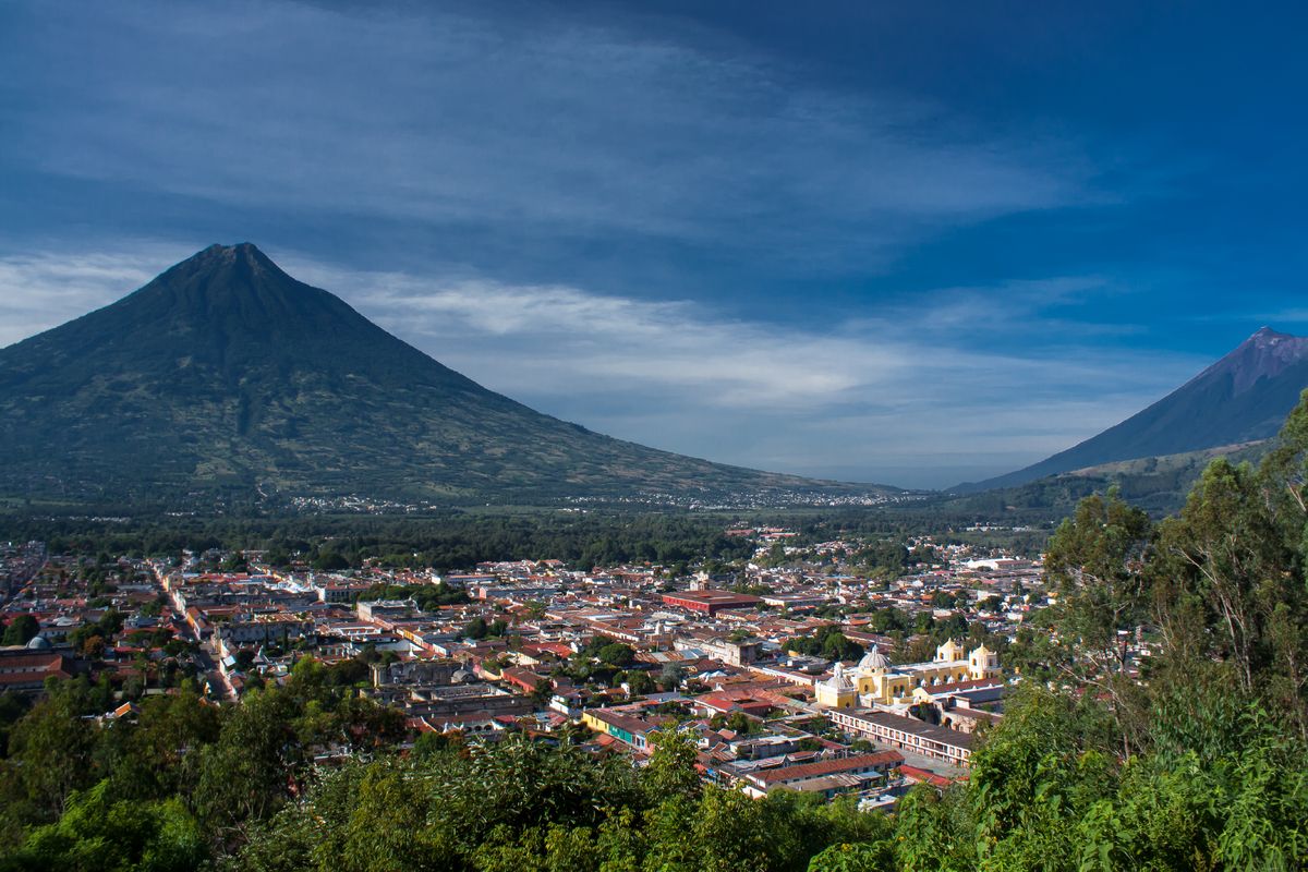 Vallei van Antigua met twee vulkanen