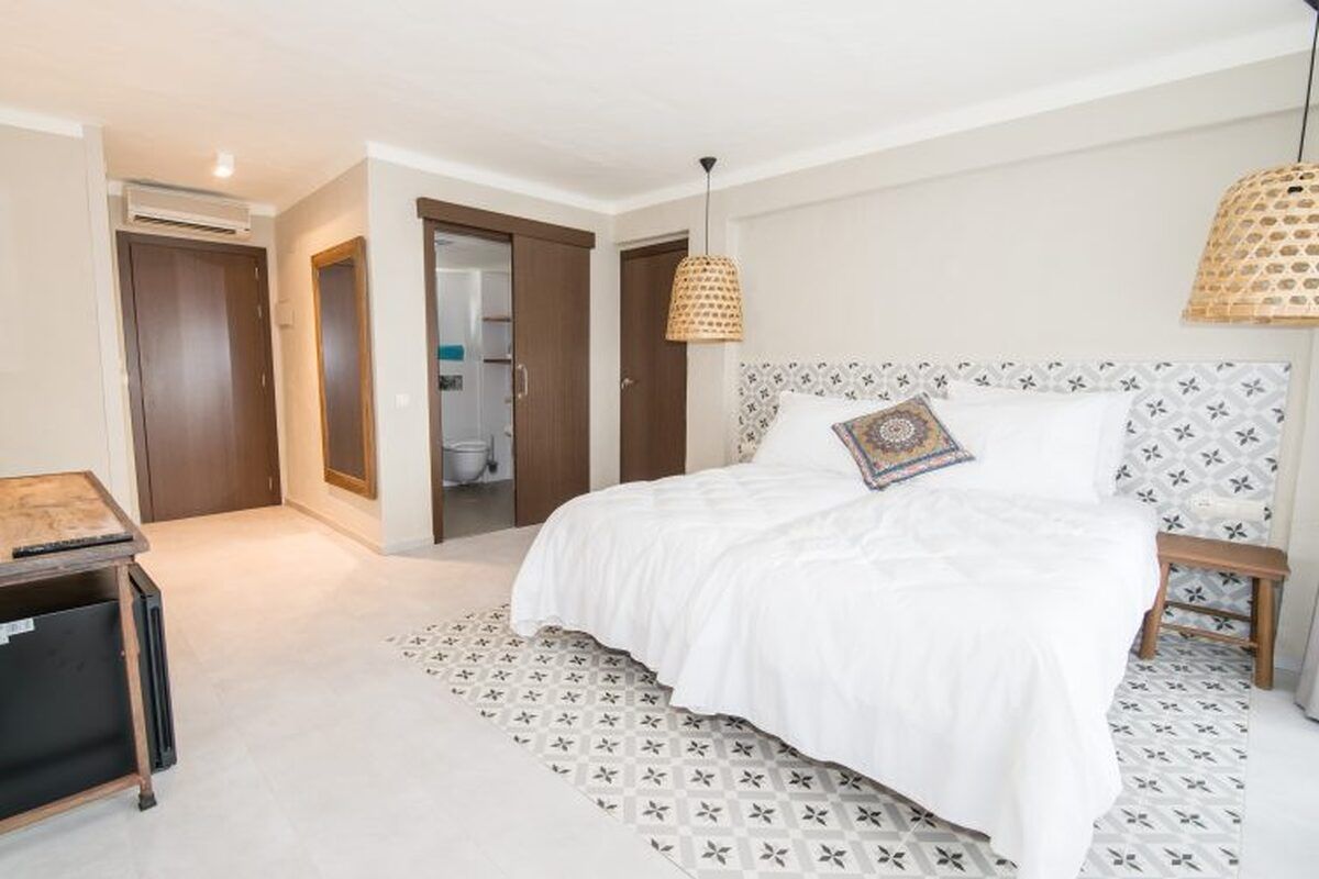 Een ruime slaapkamer in het Marble Stella Maris Ibiza