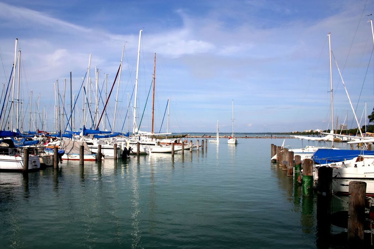 Bootjes in de haven van Siofok, Hongarije