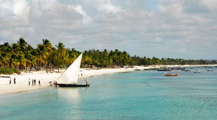 Zeilboot op het strand van Mozambique