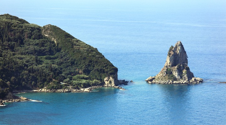De beboste kust van Corfu