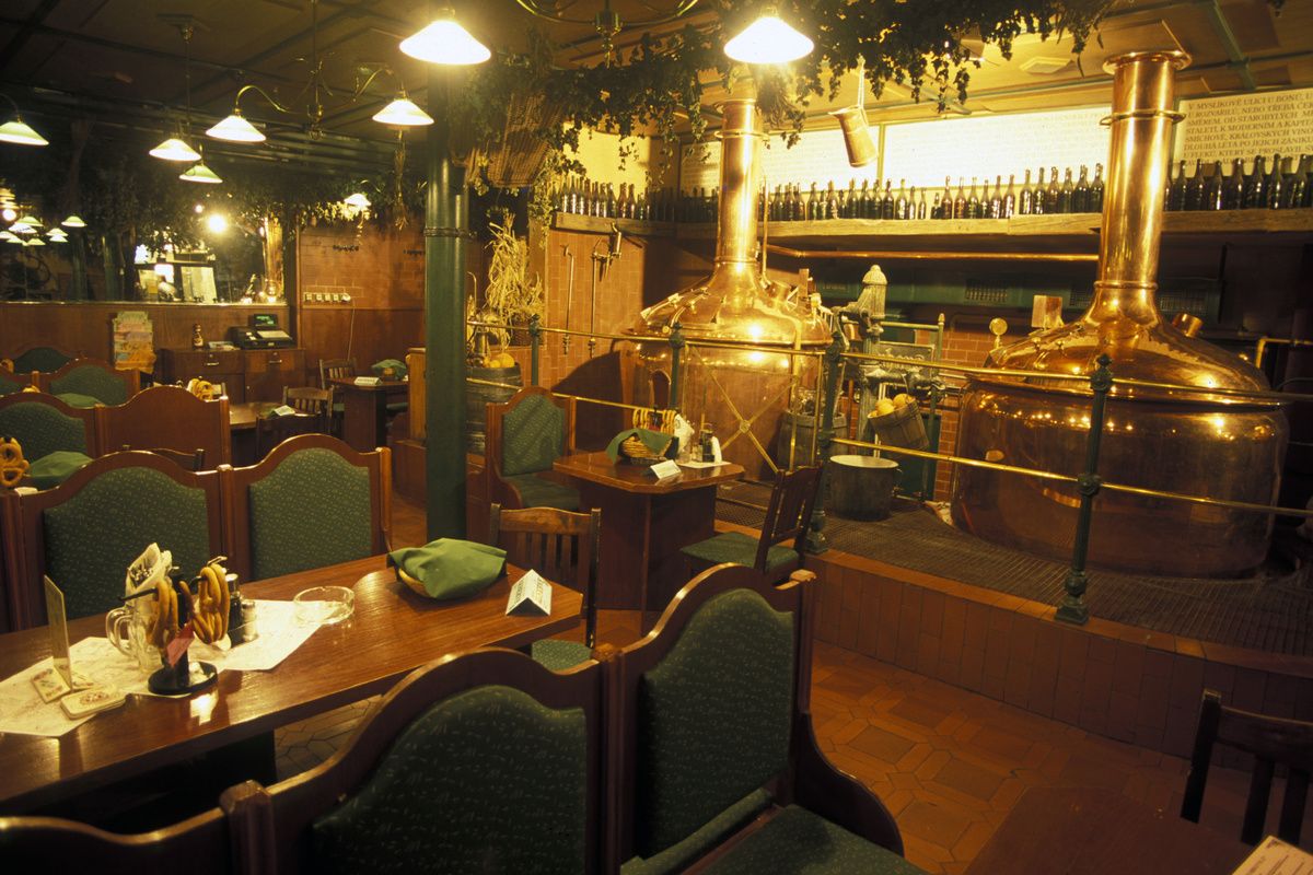 Brouwketels in een Praags restaurant