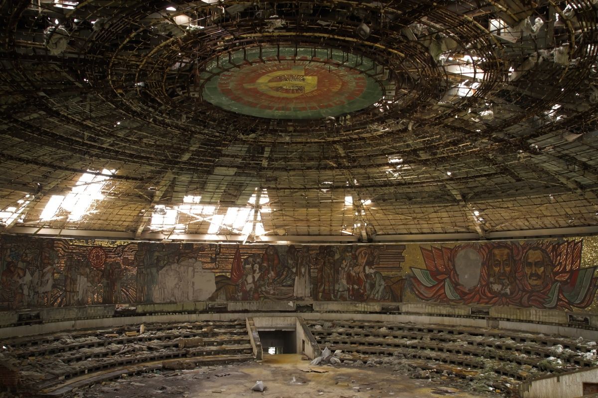 Verlaten communistisch monument