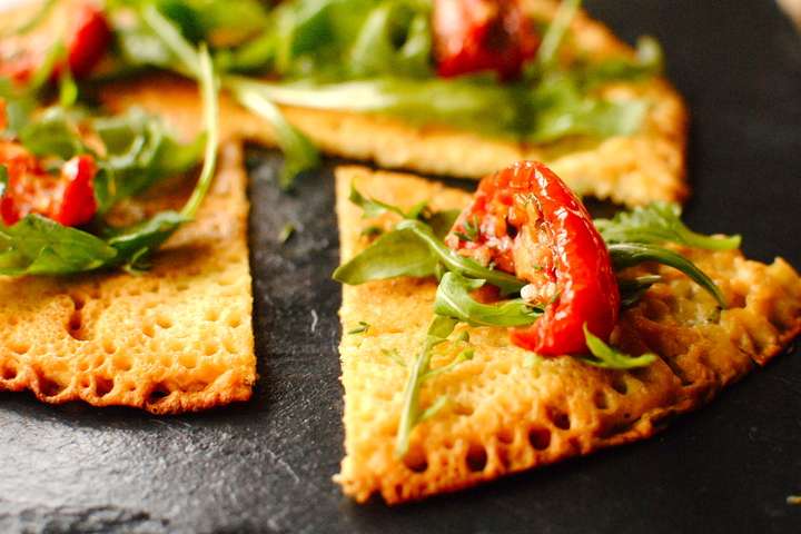 Socca met rozemarijn, tomaatjes en rucola