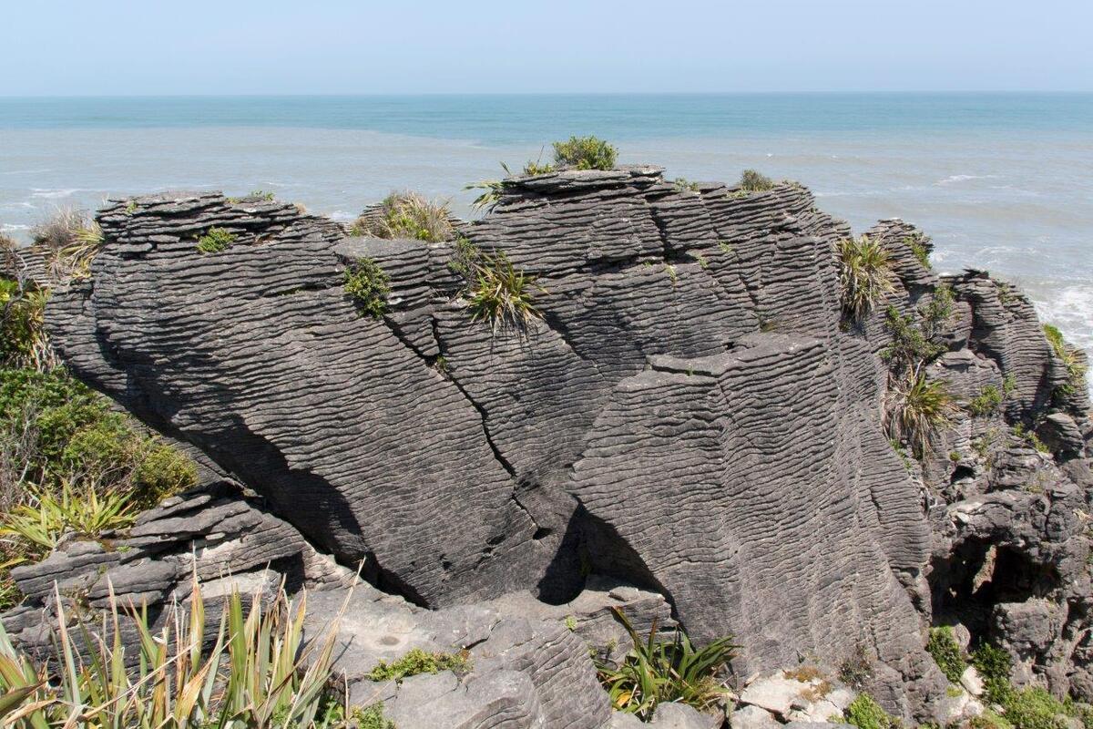 Een enorme donkergrijze rots '' de Pancake Rocks ''
