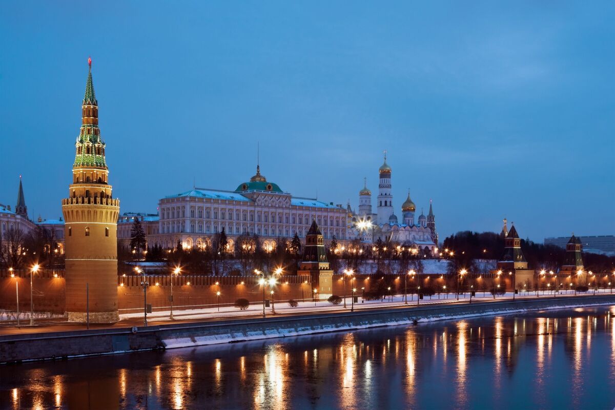 Kremlin Moskou en kathedraal bij avondlicht