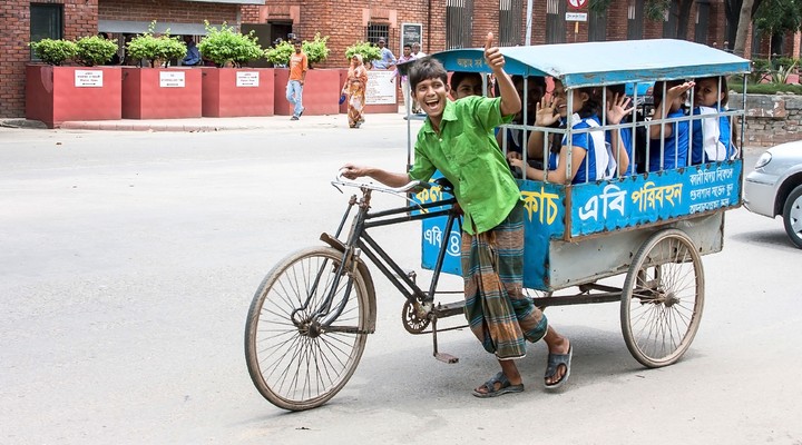 Jongen uit Bangladesh op fiets
