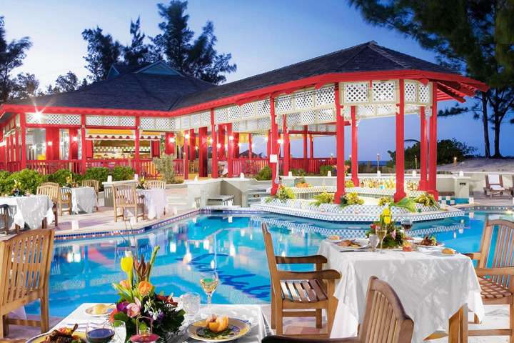 Restaurant aan het zwembad in Sandals Royal Bahamian Resort