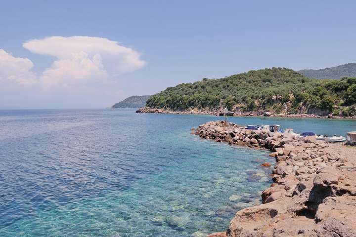 Een turquoise zee aan de kust van Lesbos