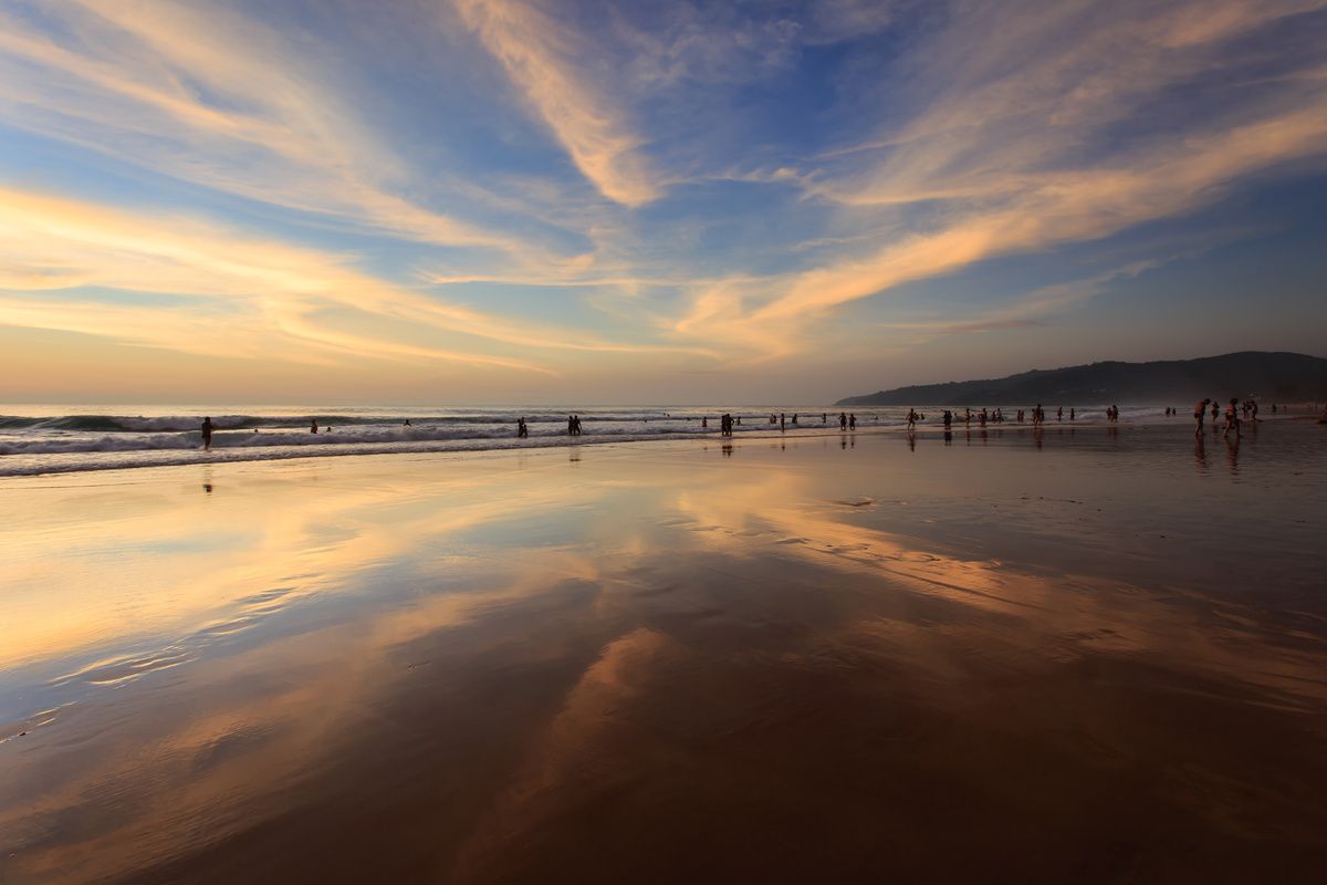 Strand van Phuket bij zonsondergang