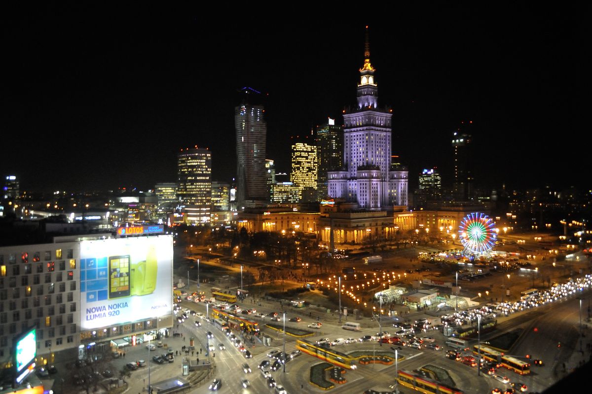Verlicht Warschau in de avond