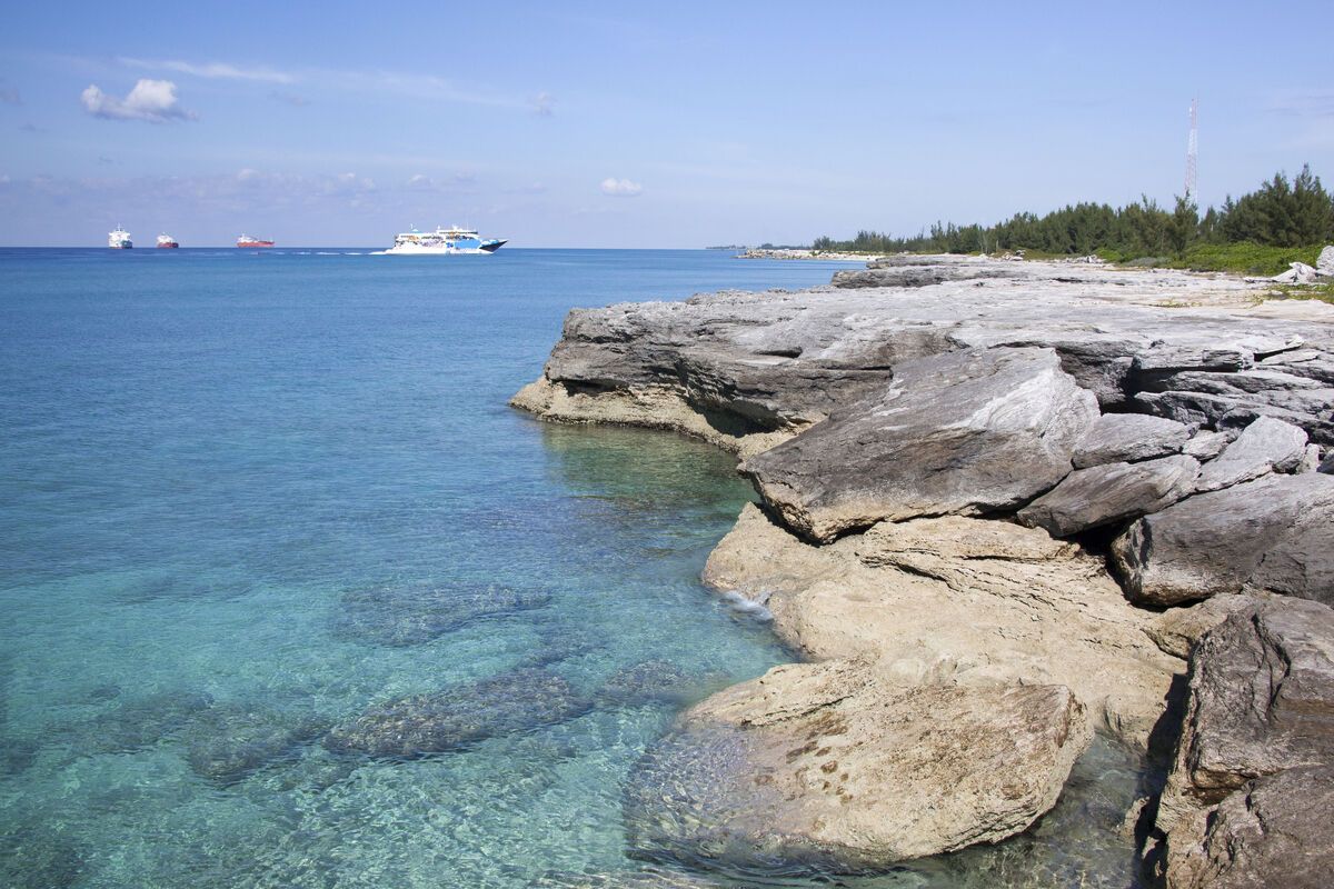 Uitzicht op de kustlijn van Grand Bahama