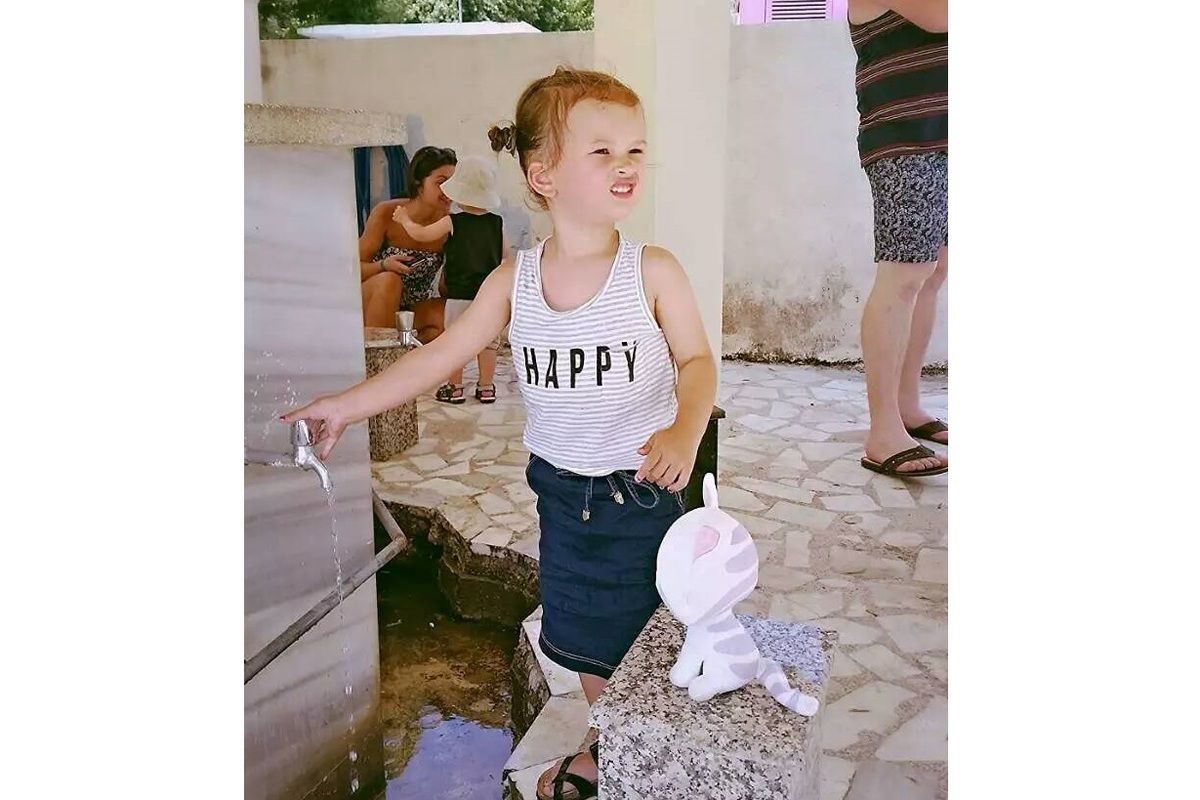 Zo&euml; met buurpoes op vakantie