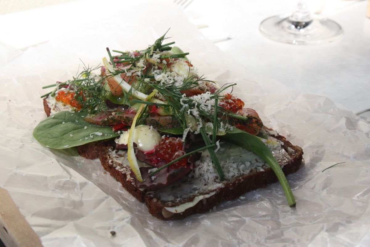 Verse zalm op typisch Deens brood