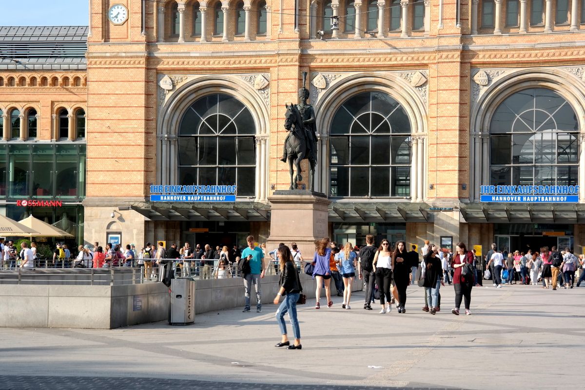 Unterm Schwanz bij het station van Hannover
