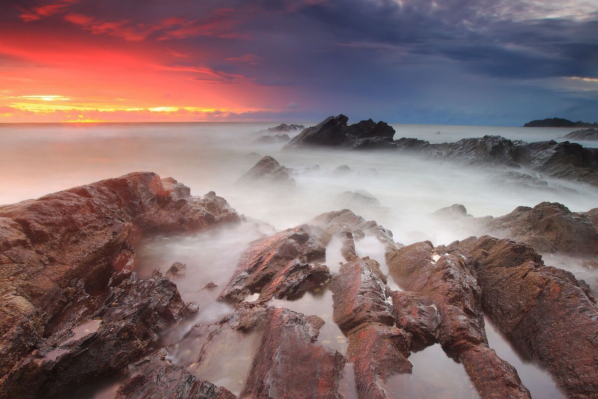 Rotsachtige kustlijn van Tanjung Jara