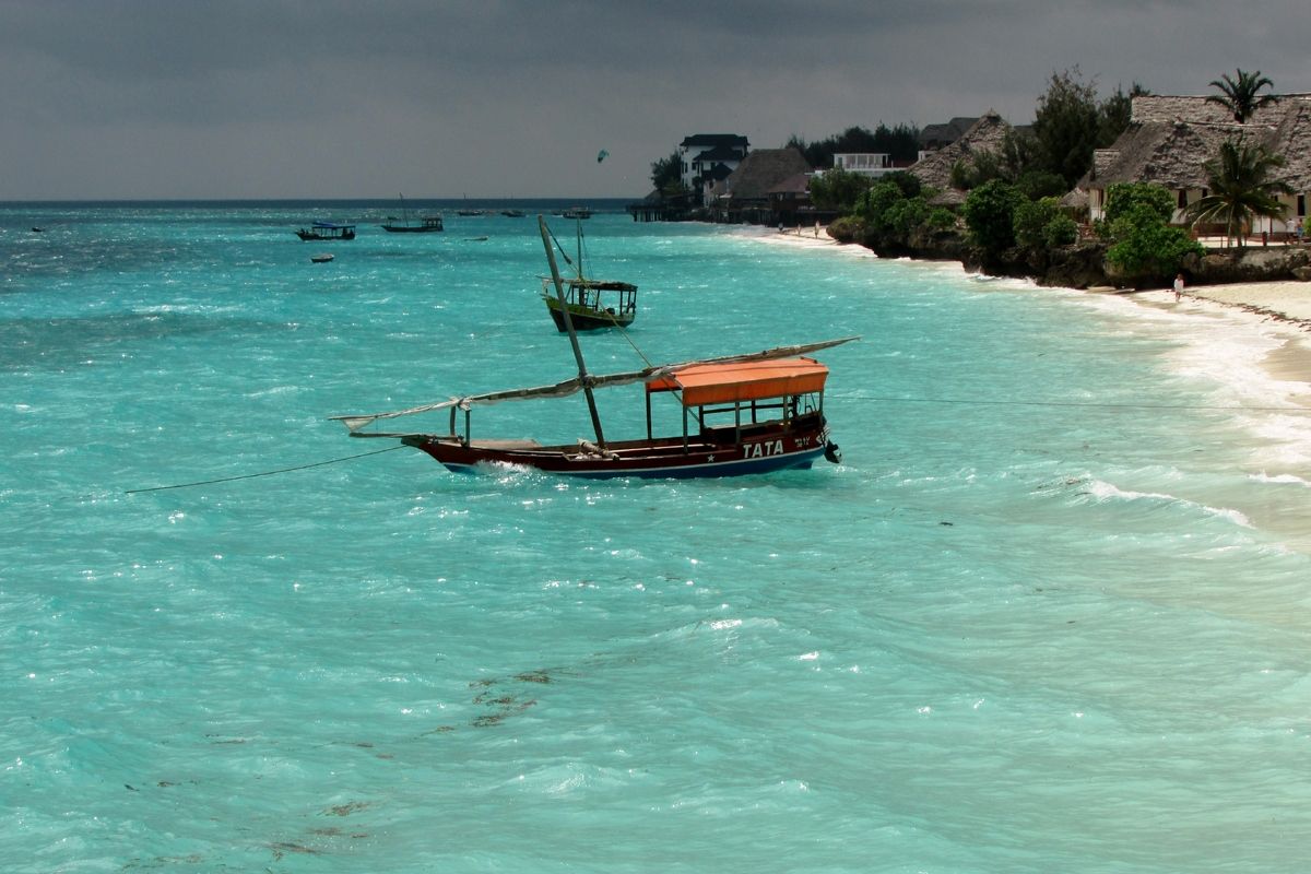 De azuurblauwezee van Zanzibar
