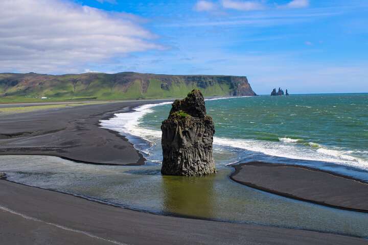 Het ruige landschap van Vik met zwarte stranden en rotsformaties