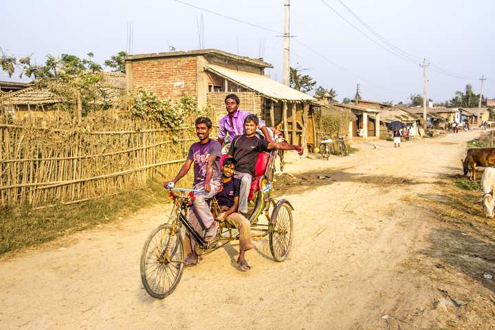 Inwoners van Janakpur op een riksja