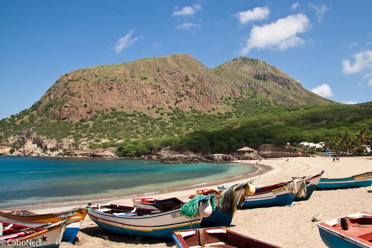 Het eiland Santiago met de bergkammen
